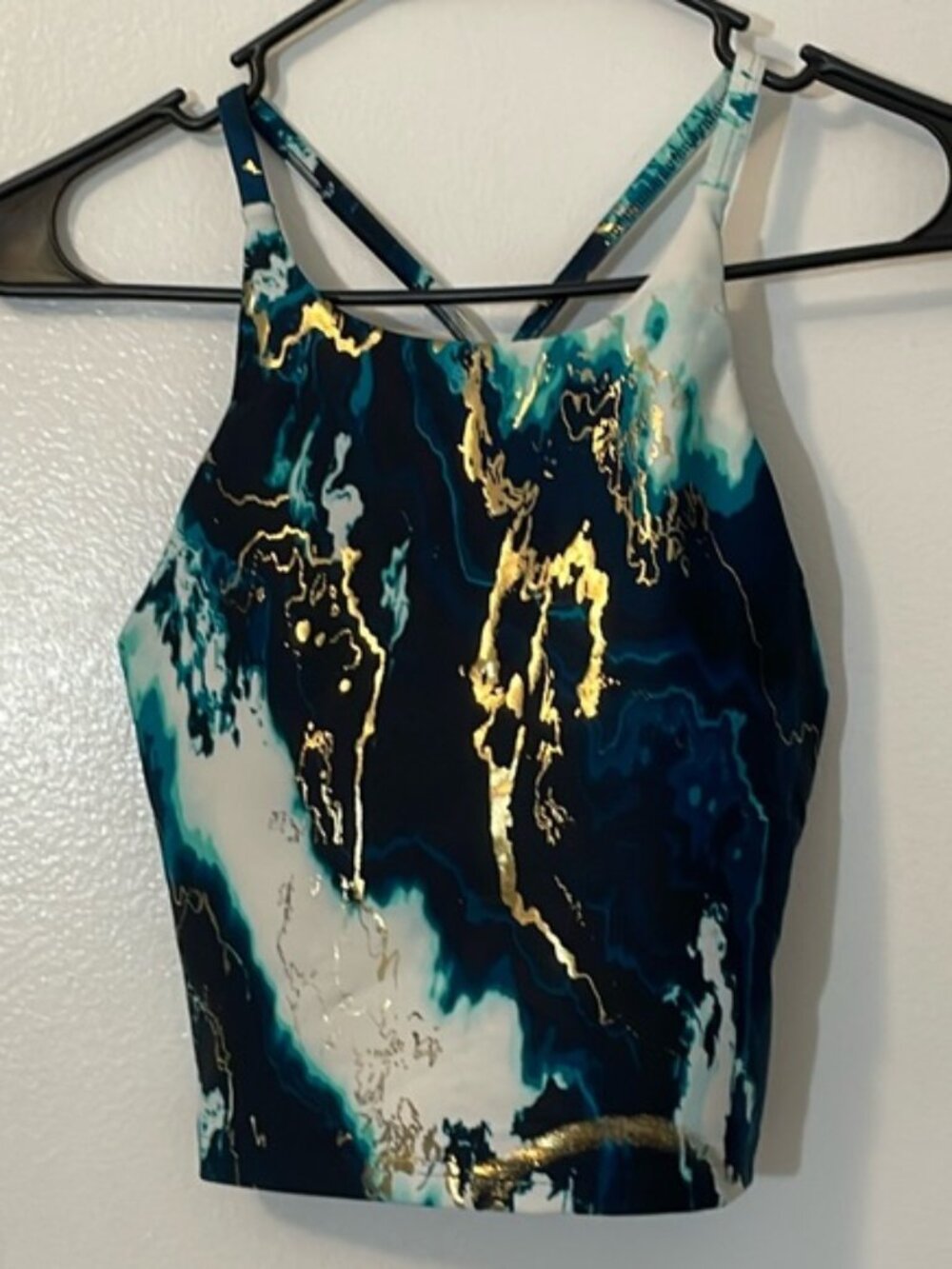 Old Navy activewear crop top blue white & gold marble pattern, removable pads xs